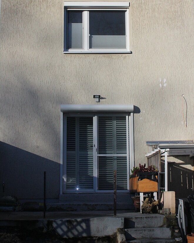 Schmales Handschuhhaus: Terrasse und Garten harren noch der Vollendung.  