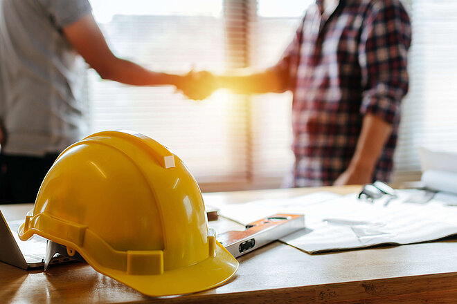Der Bauträger ist sowohl Eigentümer als auch Bauherr des Baugrundstücks - der Käufer wird erst später Eigentümer, auch wenn er bereits früh Zahlungen leistet.
