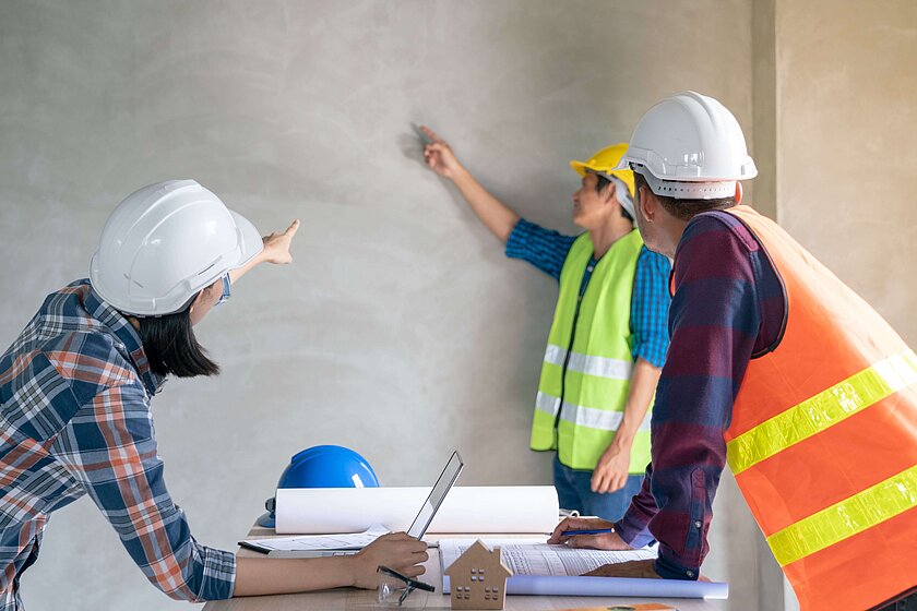 Für Bauherren ist es empfehlenswert sich einen Experten als Baubegleitung dazu zu holen, der die Bauausführung fachmännisch bewerten und überprüfen kann.