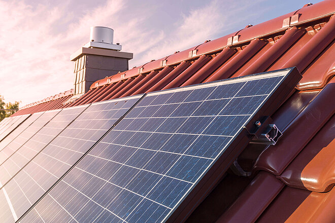 Da Wohngebäudeversicherungen netzgekoppelte Photovoltaikanlagen nur eingeschränkt versichern, lohnt sich hier eine zusätzliche Versicherung. 
