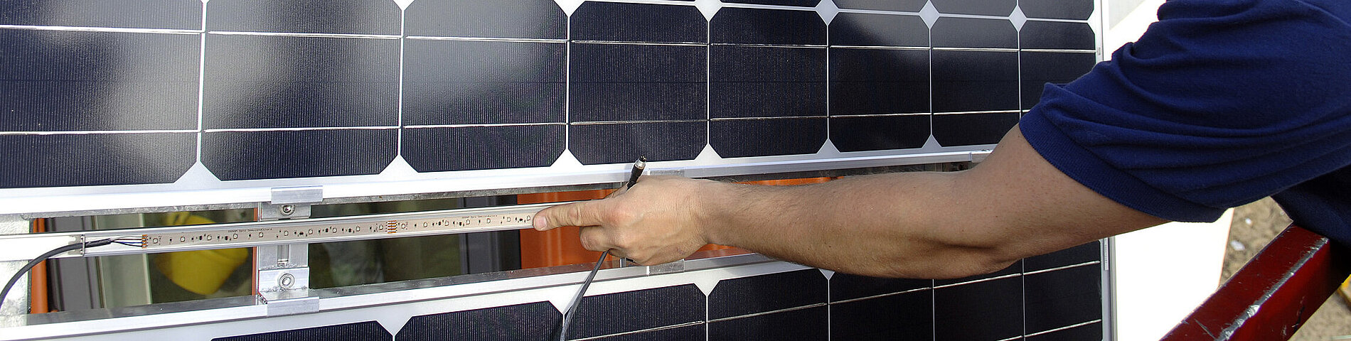 Mit einer Photovoltaikanlage kann Sonnenlicht in Strom umgewandelt werden.