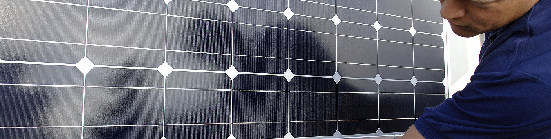 Mit einer Photovoltaikanlage kann Sonnenlicht in Strom umgewandelt werden.