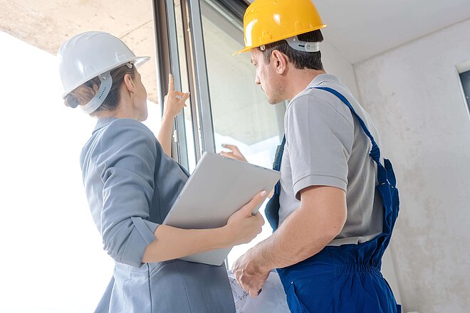 Bauherren sollten ihr Bauprojekt regelmäßig besuchen und den Baufortschritt kontrollieren.