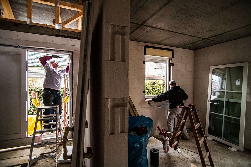 Bevor Bauherren einen Handwerkervertrag unterschreiben, sollten sie Angebote einholen und besprechen, damit es zu keinen teuren Nachzahlungen kommt.