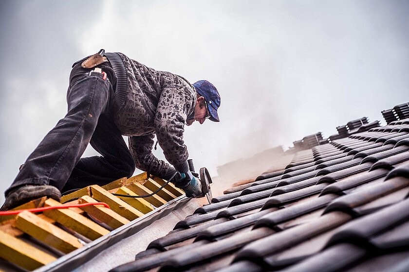 Da der Bauherr für den Brandschutz auf der Baustelle verantwortlich ist, sollte bei feuergefährlichen Arbeiten vertraglich geregelt werden, dass der Bauunternehmer die Verantwortung trägt.