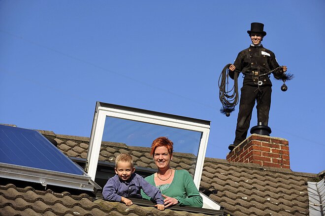 Bauherren sollten beim Austausch des alten Heizkessels die Nutzung erneuerbarer Energien berücksichtigen, die maßgeblich zur Kostenreduzierung und zum Umweltschutz beitragen.