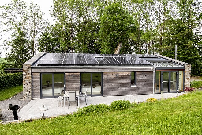 Mit Photovoltaik können Bauherren aus Sonnenlicht selber Strom erzeugen und zum Klimaschutz beitragen.