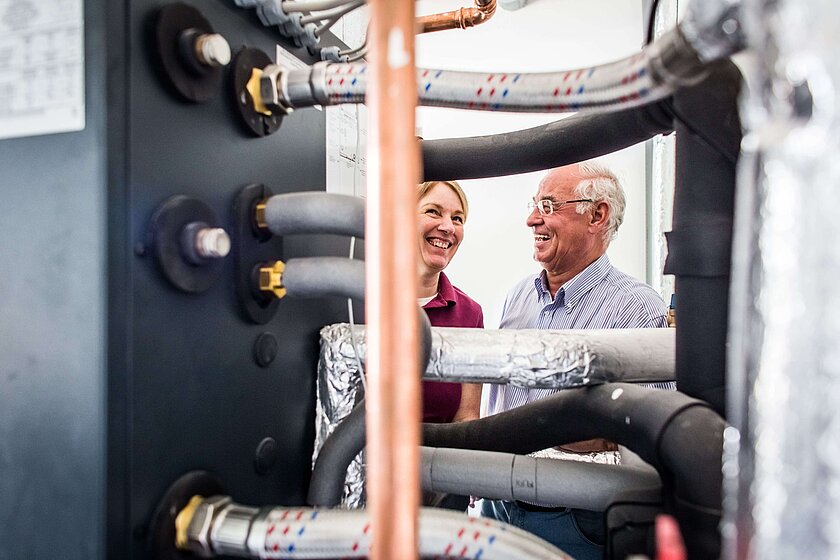 Wasser-Wasser-Wärmepumpenanlagen erzielen das ganze Jahr konstant höchste Wirkungsgrade: Sie entziehen dem Grundwasser die Wärme und führen es dann wieder zurück.